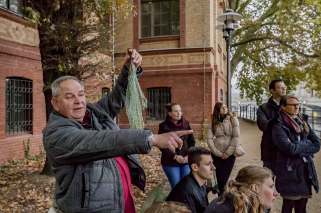 Geflüchteten-Stadtführer Arij und Samer auf Tour