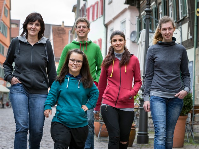 Gründer Daniel mit seinen vier Mitarbeiterinnen Rosi, Nadine, Yaprak und Rebecca (von links). Die 20-jährige Laureta macht das Team komplett (nicht im Bild).