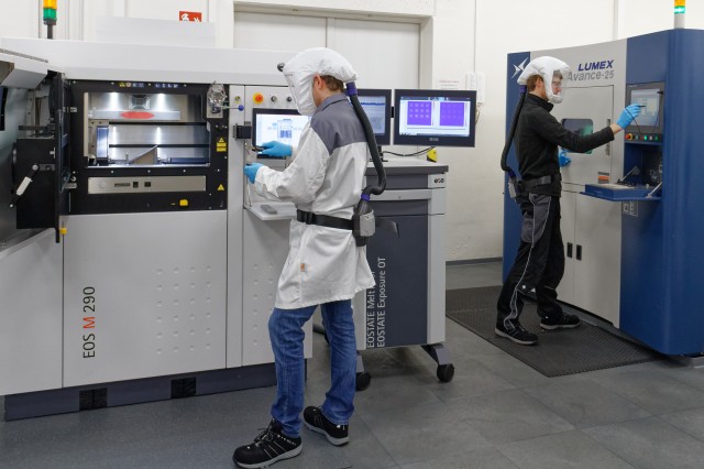 Auch die digitale Welt wird irgendwann physisch: modernste digitale Fertigungstechnik am Open Innovation Lab schafft diesen Sprung