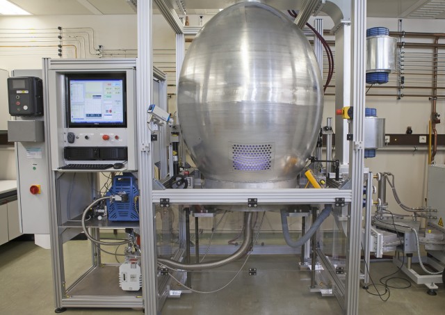 Die besondere Form des am Fraunhofer IAF entwickelten Plasma-Reaktors ermöglicht das großflächige Abscheiden von Diamant.