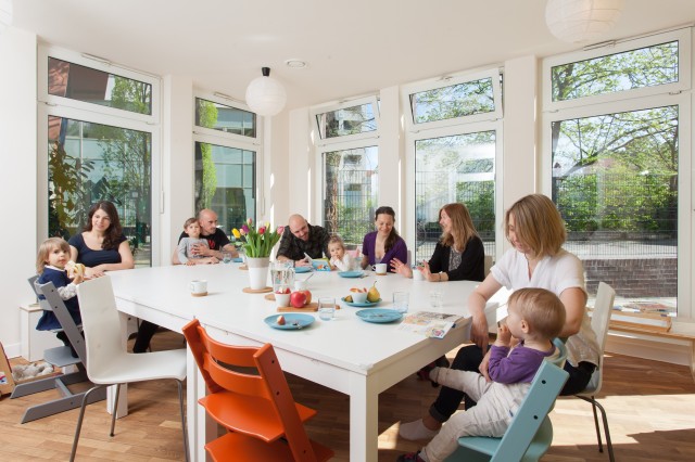 Gemeinsames Mittagessen mit den Kinder, Eltern und Erziehern